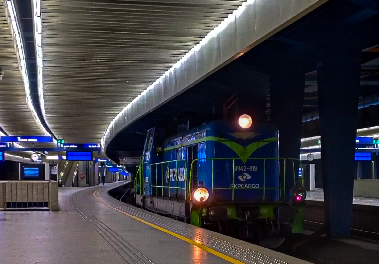 Poranne Dzikie Manewry Na Warszawie Centralnej