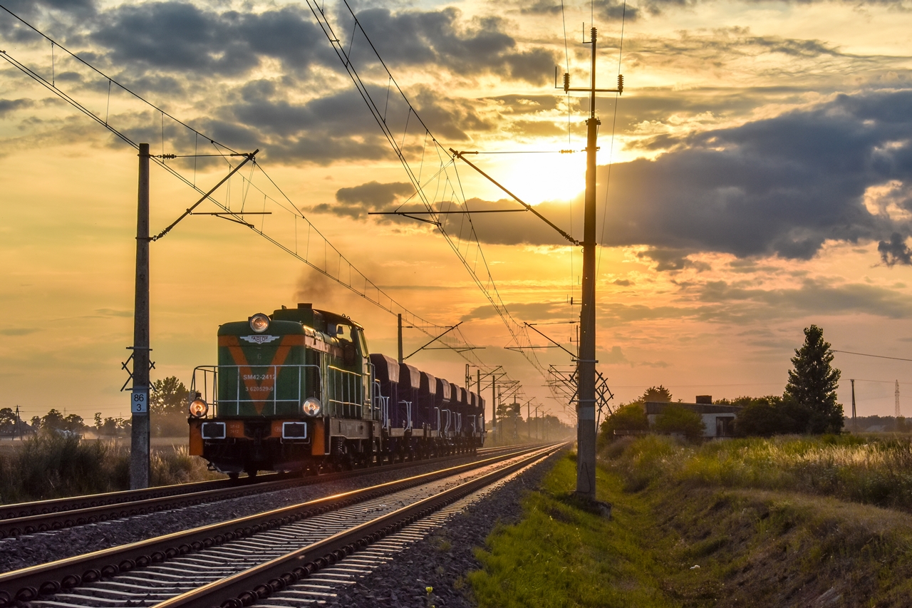 SM42-2412 o zachodzie słońca...
