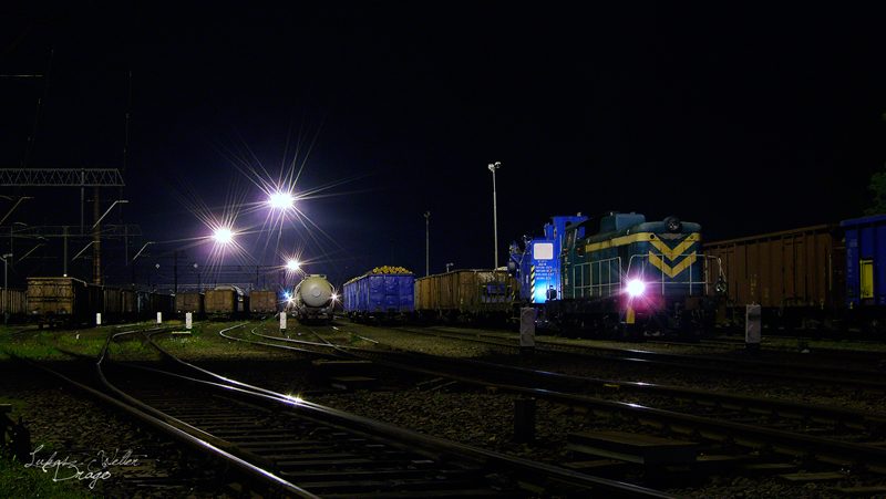 SM42 podczas nocnych manewrów na grupie towarowej w LG