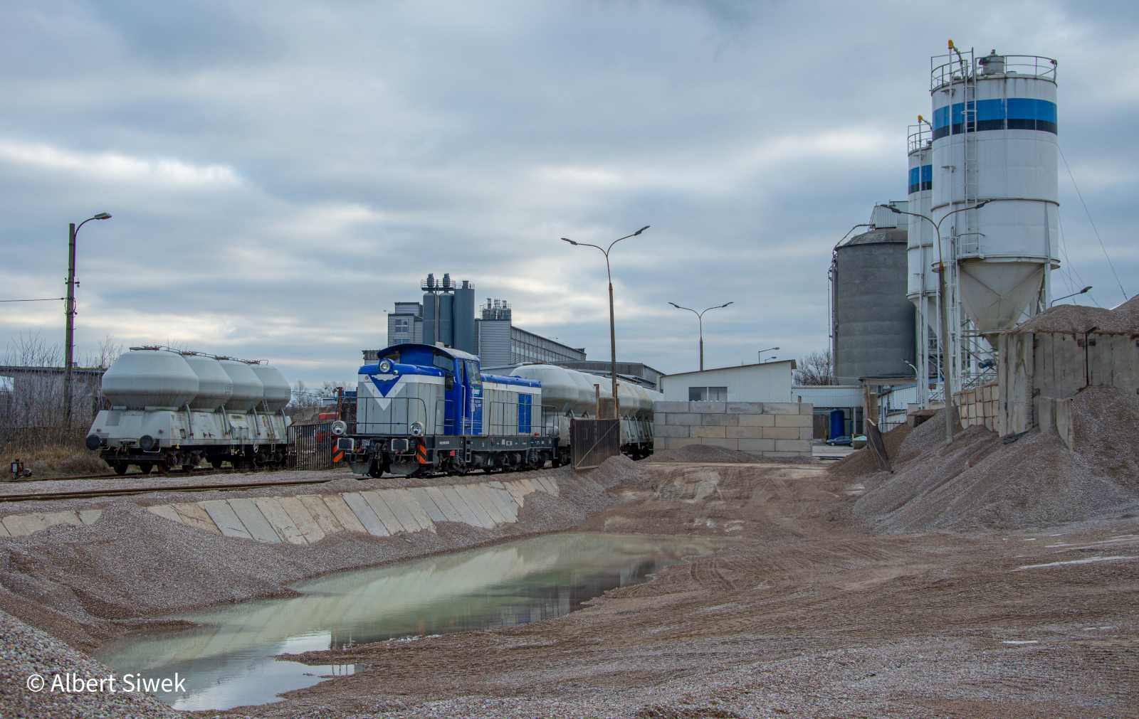 Z gruchami na zakładzie.
