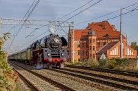 Parowóz na tle gazowni