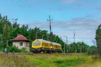 Drezyna na tle kształtów